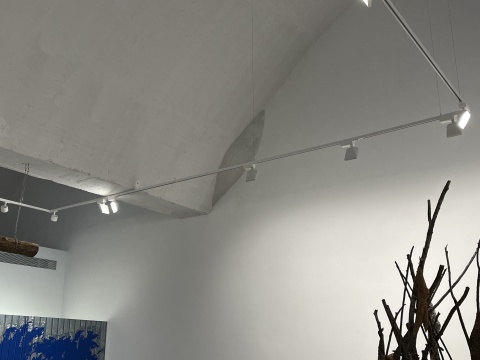 三位藝術(shù)家的作品，爬上星空間的角落、前臺(tái)和木梁之下