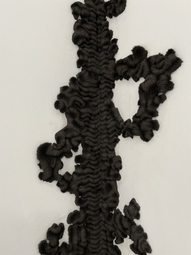 三位藝術(shù)家的作品，爬上星空間的角落、前臺(tái)和木梁之下