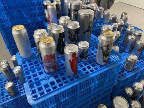 三位藝術(shù)家的作品，爬上星空間的角落、前臺(tái)和木梁之下