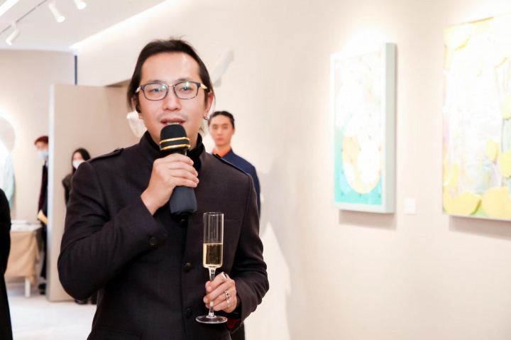 UCCA副館長、UCCA集團藝術(shù)總監(jiān)尤洋在展覽現(xiàn)場
