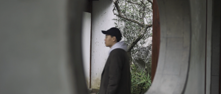 藝術(shù)家陳維在園林中尋找作品靈感

