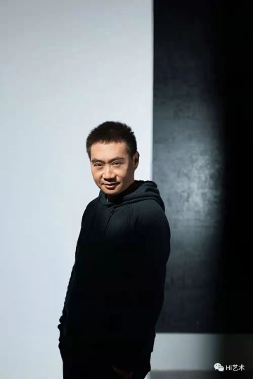 弧線、點、直線，他在畫布上重復(fù)了二十年