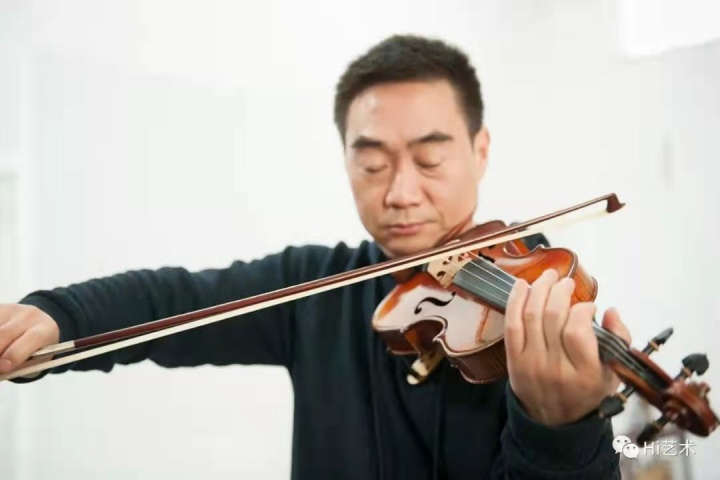 弧線、點、直線，他在畫布上重復(fù)了二十年