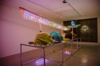 短波信號、金屬之光、霓虹漫射：劉展個展的三個關鍵詞,劉展,馮兮