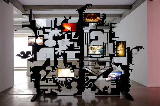 劉展《照耀你 No.3》422×111×300cm 鋼板、影像 2022
