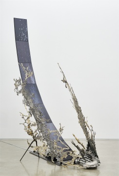劉展《照耀你 No.1》127×270×295cm 不銹鋼鍍金、影像 2022
