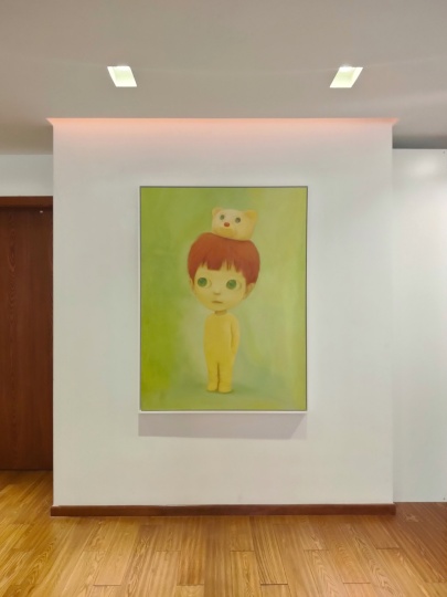 
毛壯家中的收藏，日本藝術(shù)家山本麻友香《小熊皇冠》 128.3x95.6cm 布面油彩 2021

