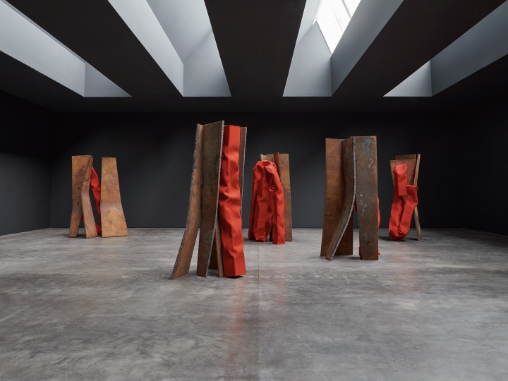 
卓納畫廊紐約展覽現(xiàn)場，卡羅爾·波維（Carol Bove）：夜半鐘聲，2021年

攝影：Kyle Knodell。圖片由卓納畫廊提供

