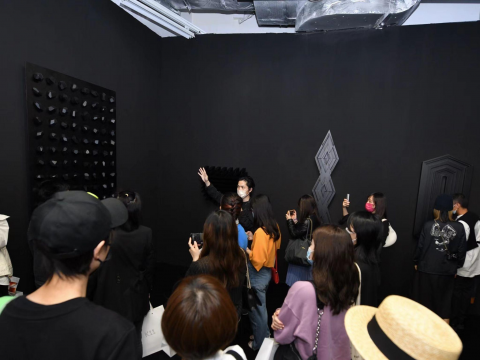 藝術(shù)家楊牧石為來賓導(dǎo)賞“單面拼接”展覽
