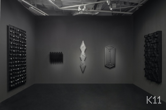 《單面拼接》400 x 570 x 800cm 地板木，圍墻護欄，工具把手，檔案架，門，木梯，叉車卡盤，工作臺，墻板 2020-2022
