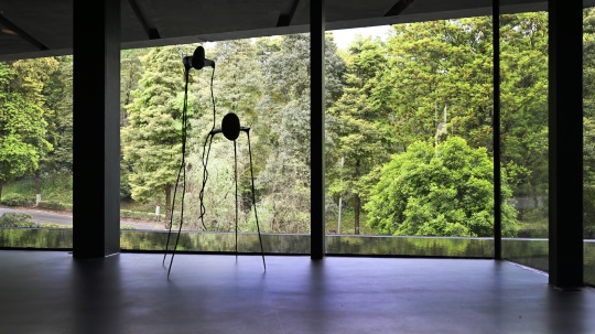 知美術(shù)館“消失的展覽”現(xiàn)場

《脆弱之間二號(hào)》，張琪凱，2021

石頭、銅 ，98 × 78 × 167 cm

圖片致謝藝術(shù)家
