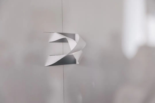 《X(折疊系列) #1》（局部）

劉國強(qiáng)，2015-2018

綜合材料，120 × 120 cm

知美術(shù)館“消失的展覽”現(xiàn)場
