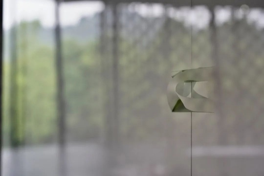《X(折疊系列) #1》（局部）

劉國強(qiáng)，2015-2018

綜合材料，120 × 120 cm

知美術(shù)館“消失的展覽”現(xiàn)場，攝影：SUNRULAN
