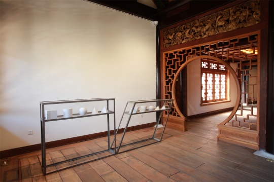 展望《雙系統(tǒng)》正：115×130×30cm 斜：105.5×180×30cm 石膏  2009
