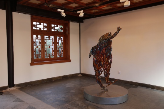 展望《隱形14#》作品：170×110×22cm 智能圓盤基座： φ100×17cm 不銹鋼 2017
