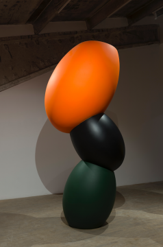 《沒有孩子面無表情的母親》 117.7×103.4×255cm 不銹鋼、清漆 2022 ??藝術(shù)家與常青畫廊 攝影：董林
