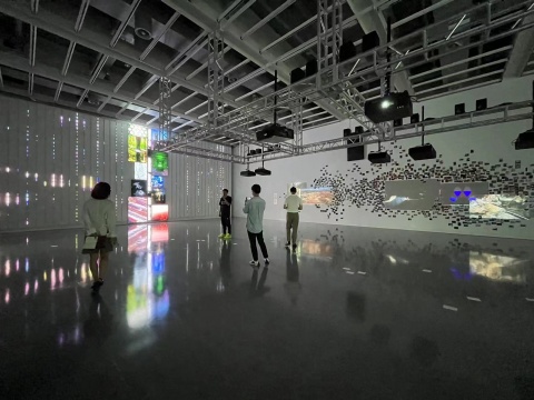 碎片化的信息集中在最大的展廳里，伴隨著變幻的燈光，制造出電子化的迷離感
