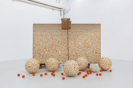 《雪月花合戰(zhàn)（赤組·白組）》197x333.3 cm 布面丙烯，竹籃，塑料球，紙 1993

