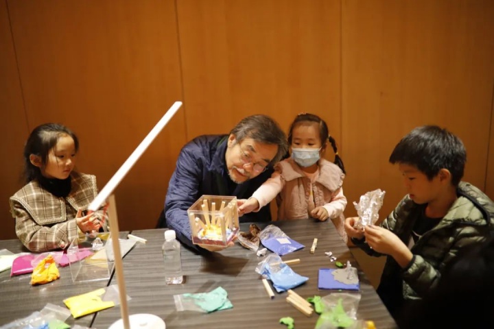 藝術(shù)家隋建國(guó)參與的公共教育課程

 
