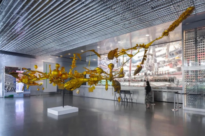 “TAG·新當(dāng)代藝術(shù)展-啓航” 童昆鳥作品《三毫米上的金色惡托邦》展覽現(xiàn)場(chǎng)
