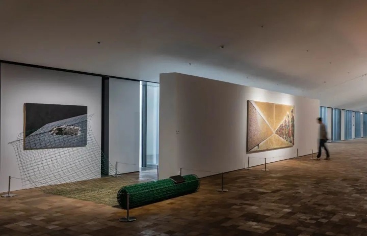 ?臧坤坤的作品《容器（XII）》《電視佛，花屏》 在“TAG·新當(dāng)代藝術(shù)展-啟航”展覽現(xiàn)場(chǎng)