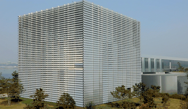 5號(hào)展廳外設(shè)電動(dòng)遮陽百葉，采用16mm超薄不銹鋼板龍骨，智能化控制的亮面穿孔陽極氧化遮陽板可以根據(jù)展覽需求為展廳提供合適的光線條件，整座展廳的外遮陽系統(tǒng)可整體控制，亦可單面、單層控制

 
