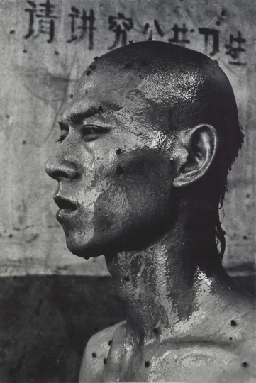 榮榮 - 張洹《北京東村19號(hào)》圖像：138.5×93.5cm 紙本：150×101.5cm 銀鹽照片 1994，版數(shù)13／15，此作品共15版
估價(jià)：50,000-80,000港幣
此作將于2022年10月6日香港蘇富比當(dāng)代藝術(shù)秋季拍賣“藝術(shù)新潮烏托邦: 重要?dú)W洲私人珍藏中國(guó)當(dāng)代藝術(shù)”呈獻(xiàn)
