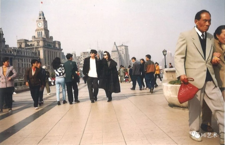 1995年，程昕東與法蘭西畫廊總監(jiān)卡特琳娜在上海

