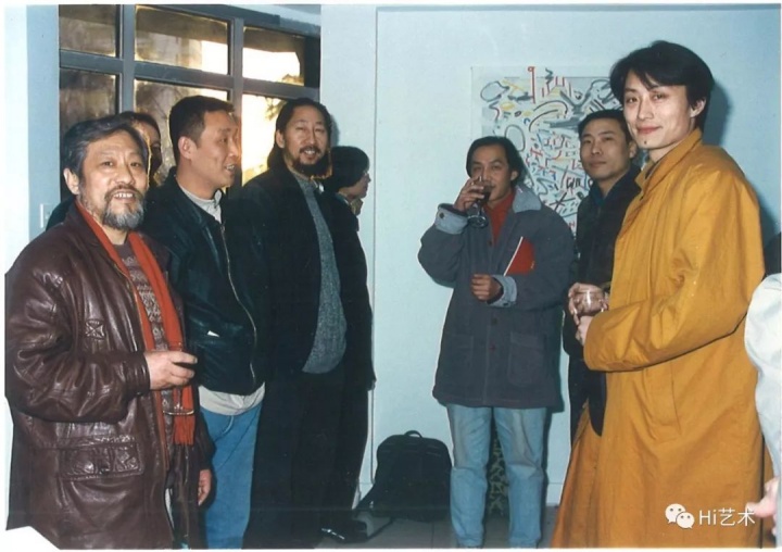1997年，與栗憲庭、顧德新、王廣義、劉煒等朋友在中央美術(shù)學(xué)院畫廊博納法展覽開幕現(xiàn)場(chǎng)
