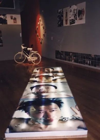 1999年，凱倫·史密斯和邱志杰、吳美純?cè)谟?guó)倫敦ICA策劃的Revolutionary Capitals (北京——倫敦：創(chuàng)意之都)，圖片提供：凱倫·史密斯
