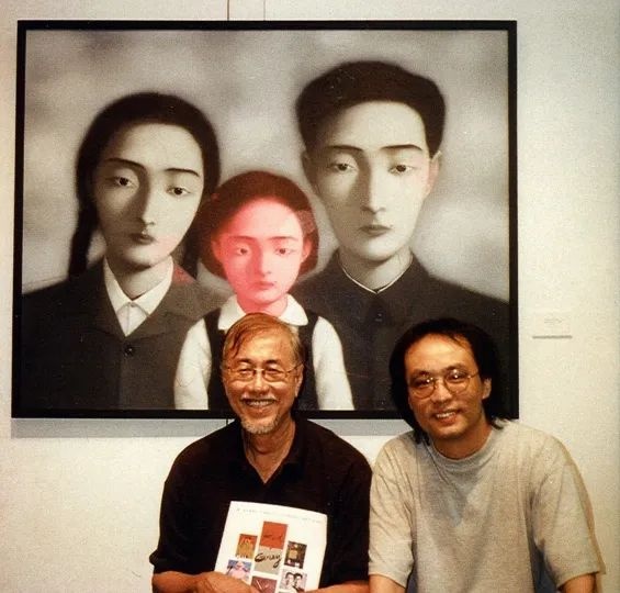 1997年“紅與灰”展覽現(xiàn)場(chǎng)，蔡斯民與張曉剛
