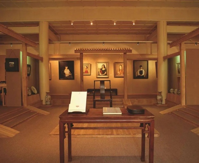 1992年，世紀(jì)藝苑畫廊在日壇公園具服殿的室內(nèi)場(chǎng)景
