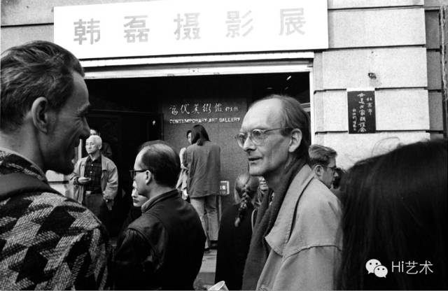 1995年11月5日戴漢志在北京當(dāng)代美術(shù)館展廳韓磊個(gè)人攝影展開幕式 攝影：榮榮
