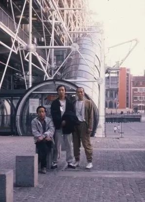 1989年，參加“大地魔術(shù)師”的中國(guó)藝術(shù)家黃永砯、顧德新、楊詰蒼三人在巴黎蓬皮杜藝術(shù)中心前
