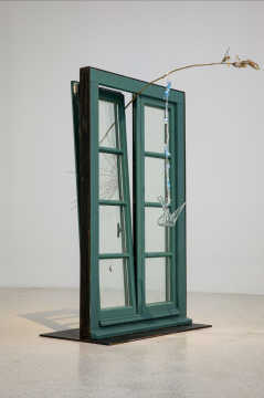 沈遠 《垂釣巴黎的空氣，2020》 146x98x55cm 木窗、竹條、銅絲、玻璃、玻璃瓶、鋼板 2020
紅磚美術(shù)館“垂釣”展覽現(xiàn)場，2022
