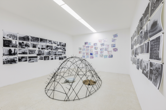 沈遠 《馬特奧和我，2019-2021》 鐵籠尺寸：240x175x120cm，4A-35張 圖畫、照片、鐵籠、地毯、洗臉盆、抹布、影像 2019-2021
紅磚美術(shù)館“垂釣”展覽現(xiàn)場，2022
 
