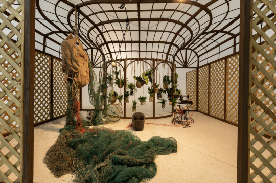 沈遠 《陰性花園》 600x500x320cm, 380x230x550cm 鐵架結(jié)構(gòu)、鑄鐵噴泉、漁網(wǎng)、編織物、水 2017
紅磚美術(shù)館“垂釣”展覽現(xiàn)場，2022
 
