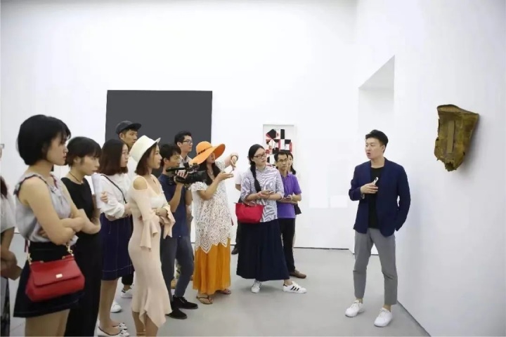 Kenna在e當(dāng)代美術(shù)館為觀眾導(dǎo)覽，喬治·巴塞利茲個(gè)展“天外天”展覽現(xiàn)場(chǎng)，2017