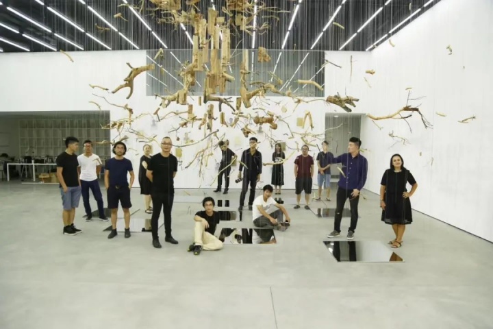 Kenna在“瀲滟：范勃個(gè)展”展覽現(xiàn)場(chǎng)，e當(dāng)代美術(shù)館，2017
