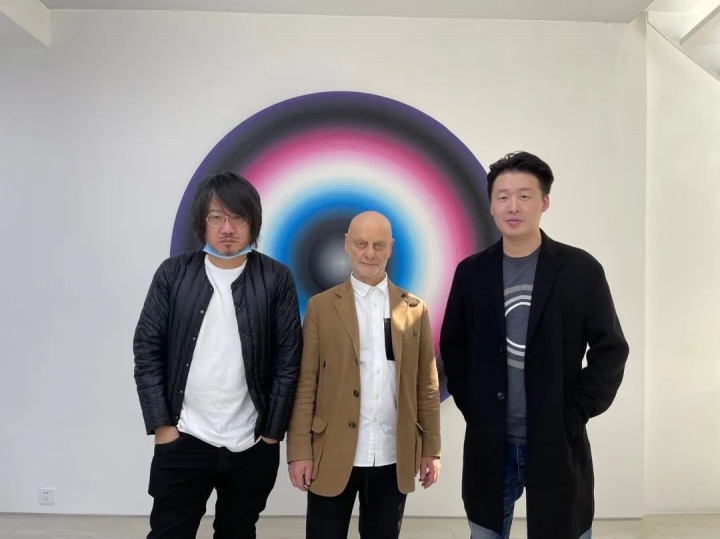 “彩輪說(shuō)明書丨顏磊研究展”現(xiàn)場(chǎng)，顏磊、收藏家烏利·?？伺cKenna，2020
