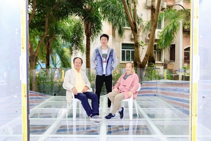 Kenna與父母親合影于裝修中的KennaXu畫廊
