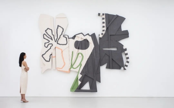 閆博《無(wú)題》370×330×17cm 木板上混合媒介 2022 展覽現(xiàn)場(chǎng)，科納藝術(shù)中心
