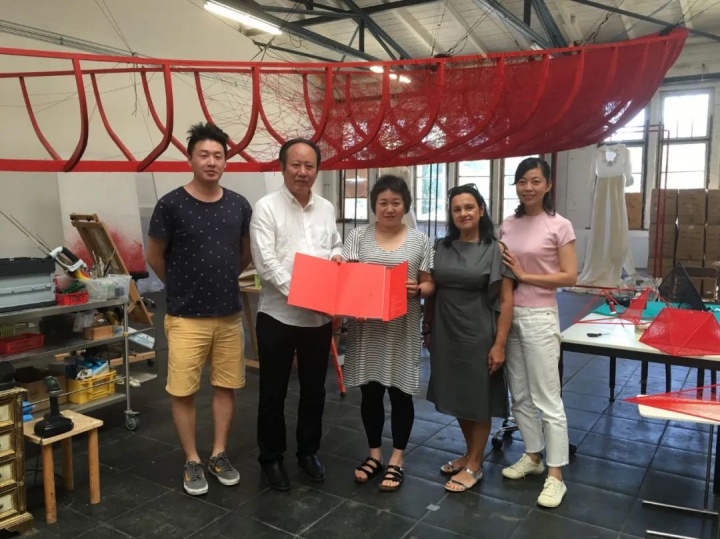 Kenna在藝術(shù)家鹽田千春工作室
