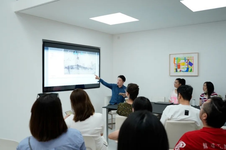 Kenna在為觀眾講解《抽象與極簡(jiǎn)藝術(shù)》
