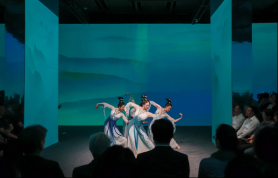 北京舞蹈學(xué)院青年舞蹈團(tuán)表演的主題作品《青山遠(yuǎn)黛》正式拉開了整個開幕儀式的帷幕
