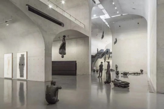 
2017年，“安東尼·葛姆雷：靜止中移動”龍美術館展覽現(xiàn)場
攝影：Oak Taylor Smith
