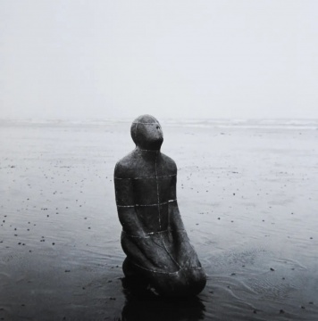 
安東尼·葛姆雷 “大地、大海和天空”系列二
《天空》（跪立人像） 
118×69×52cm  鉛、玻璃纖維 1982
?藝術家
