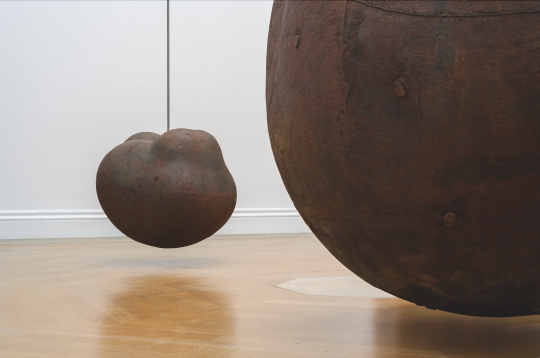 
安東尼·葛姆雷《身體》，1991/93；《果實》，1991/93 
233×265×226cm和110.7×129.5×122.5cm 鑄鐵和空氣
展覽現(xiàn)場，皇家藝術學院，2019年
攝影：Oak Taylor-Smith ?藝術家
