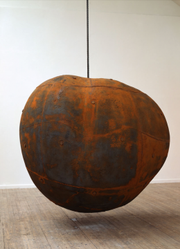 
安東尼·葛姆雷《水果》，1991/93 
110.7x129.5x122.5cm 生鐵和空氣
展覽現(xiàn)場，Konstal Malmo，1993年 攝影：Jan Uvelius
? Courtesy the artist & Jay Jopling / White Cube, London


