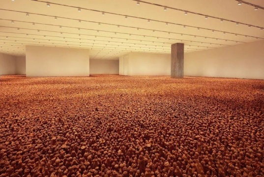
安東尼·葛姆雷《亞洲土地》，M+展覽現(xiàn)場，2021 
來源：M+
